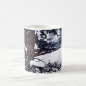 冬の雪が冬の暗い松の木のマグカップを覆った コーヒーマグカップ (中央)