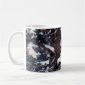 冬の雪が冬の暗い松の木のマグカップを覆った コーヒーマグカップ (左)