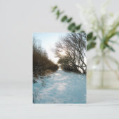 冬の雪が英語の田舎の道を覆った ポストカード (スタンド正面)