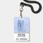 冬の雪が降る可愛い北極キツネ バッジ (正面（ネックストラップ付）)