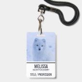 冬の雪が降る可愛い北極キツネ バッジ (裏面（ネックストラップ付）)