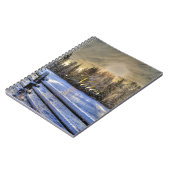 冬の雪が降る日の出の農場 ノートブック (左側)