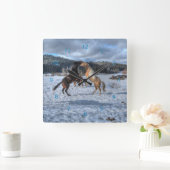 冬の雪で遊ぶ2つの牧場の馬IV スクエア壁時計 (ホーム)