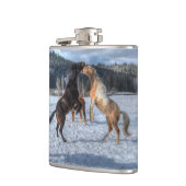冬の雪で遊ぶ2つの牧場の馬IV フラスク (左)