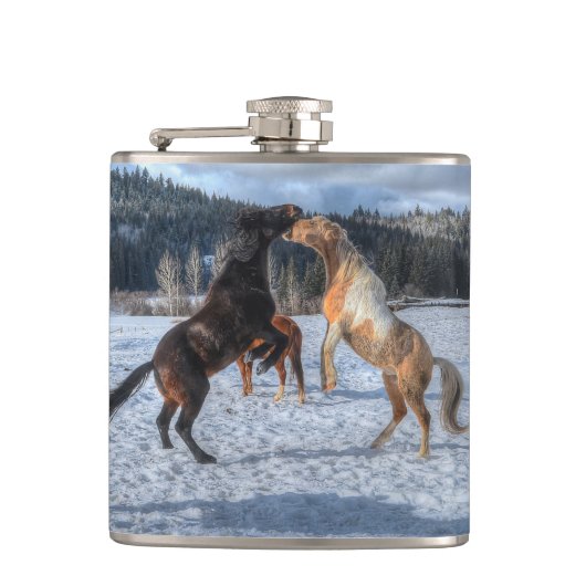 冬の雪で遊ぶ2つの牧場の馬IV フラスク (正面)