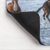 冬の雪で遊ぶ2つの牧場の馬IV マウスパッド (コーナー)