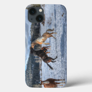 冬の雪で遊ぶ2つの牧場の馬IV iPhone 13ケース