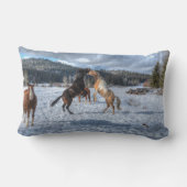 冬の雪で遊ぶ2頭の牧場の馬 ランバークッション (裏面)