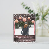 冬の雪とピンクのオーナメントのホリデー フォト カード (スタンド正面)