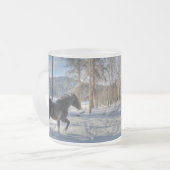 冬の雪と森に黒いパーシェロン フロストグラスマグカップ (正面左)