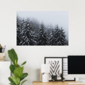 冬の雪に覆われたトウヒの森の霧 ポスター (ホームオフィス)