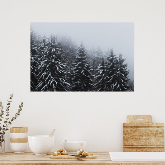冬の雪に覆われたトウヒの森の霧 ポスター (キッチン)