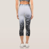 冬の雪に覆われたトウヒの森 カプリレギンス (裏面)