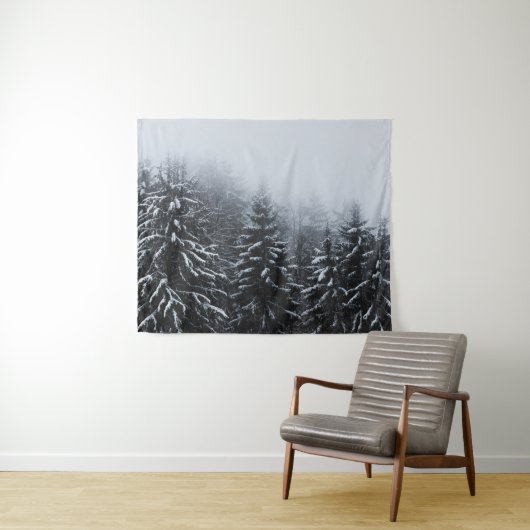 冬の雪に覆われたトウヒの森 タペストリー (インサイチュ(横))