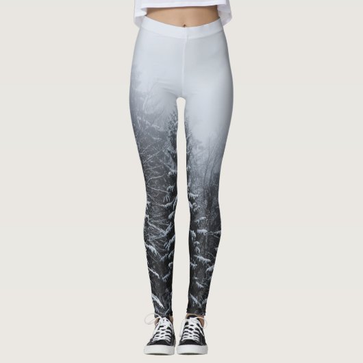 冬の雪に覆われたトウヒの森 レギンス (正面)