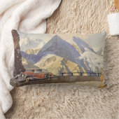 冬の雪に覆われた山道を走るヴィンテージカー ランバークッション (ブランケット)