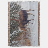 冬の雪に野生のカナダムースIV スローブランケット (正面縦)