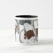 冬の雪のシカの木びき台 マグカップ (中央)