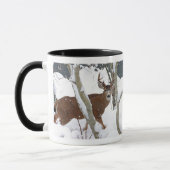 冬の雪のシカの木びき台 マグカップ (左)