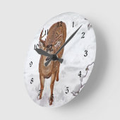 冬の雪のシカの木びき台 ラウンド壁時計 (傾斜)