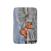 冬の雪のソレルと栗の馬と納屋 バスマット (正面縦)