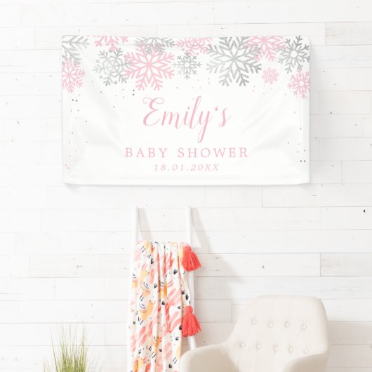 冬の雪のピンクと銀の女の子の赤ちゃんシャワー 横断幕 (インサイチュ)