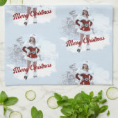 冬の雪の上で美しいクリスマスの女性 キッチンタオル (折り畳み)