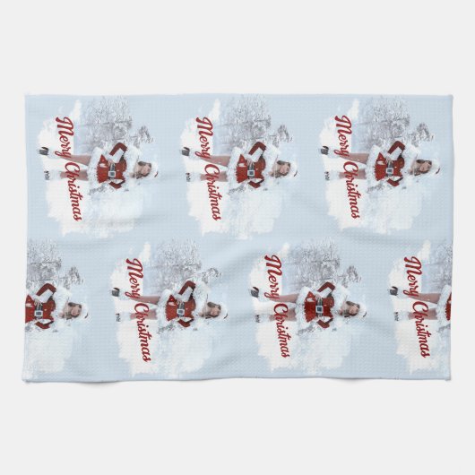 冬の雪の上で美しいクリスマスの女性 キッチンタオル (横)