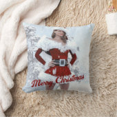 冬の雪の上で美しいクリスマスの女性 クッション (ブランケット)