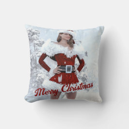 冬の雪の上で美しいクリスマスの女性 クッション