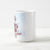 冬の雪の上で美しいクリスマスの女性 コーヒーマグカップ (中央)