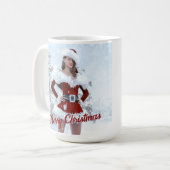 冬の雪の上で美しいクリスマスの女性 コーヒーマグカップ (正面左)