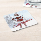 冬の雪の上で美しいクリスマスの女性 スクエアペーパーコースター (アングル)