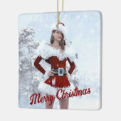 冬の雪の上で美しいクリスマスの女性 セラミックオーナメント (左)