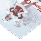 冬の雪の上で美しいクリスマスの女性 テーブルクロス (アングル)