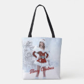冬の雪の上で美しいクリスマスの女性 トートバッグ (裏面)
