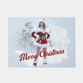 冬の雪の上で美しいクリスマスの女性 ドアマット