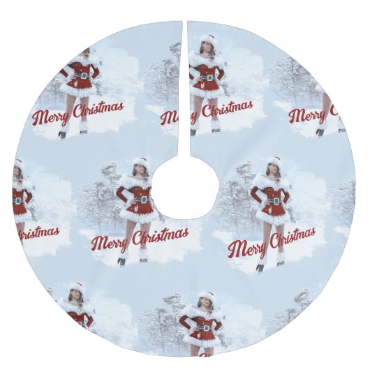 冬の雪の上で美しいクリスマスの女性 ブラッシュドポリエステルツリースカート (正面)