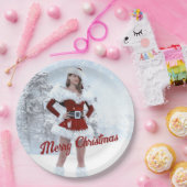 冬の雪の上で美しいクリスマスの女性 ペーパープレート (パーティー)