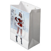 冬の雪の上で美しいクリスマスの女性 ミディアムペーパーバッグ (正面アングル)