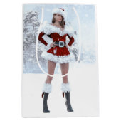 冬の雪の上で美しいクリスマスの女性 ミディアムペーパーバッグ (正面)