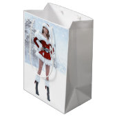 冬の雪の上で美しいクリスマスの女性 ミディアムペーパーバッグ (裏面アングル)