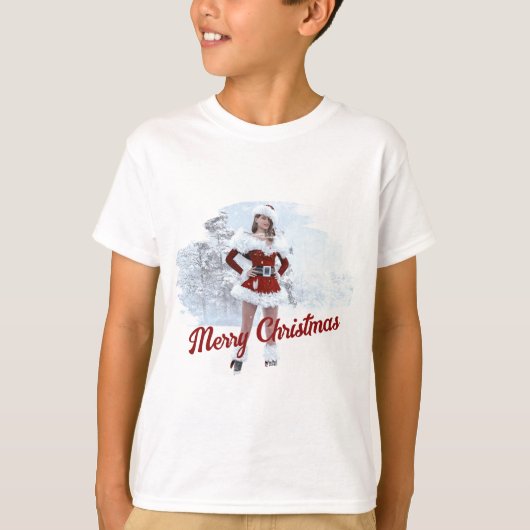 冬の雪の上で美しいクリスマスの女性 Tシャツ (正面)