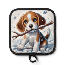 冬の雪の中でスティックで遊ぶ子犬