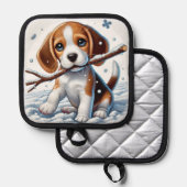 冬の雪の中でスティックで遊ぶ子犬 鍋敷き (正面/裏面)