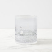 冬の雪の中で白い白鳥 フロストグラスマグカップ (中央)