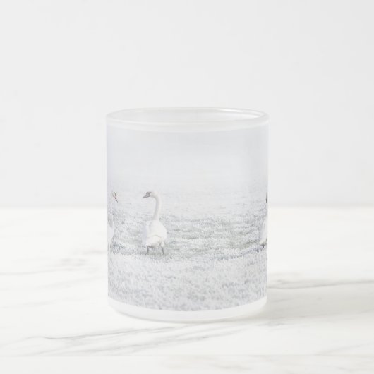 冬の雪の中で白い白鳥 フロストグラスマグカップ (中央)