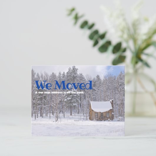 冬の雪の中で素朴アナウンスキャビンを移動 ポストカード (スタンド正面)