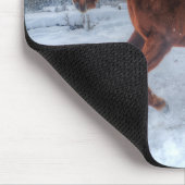 冬の雪の中で育つ元気のいい反馬 マウスパッド (コーナー)