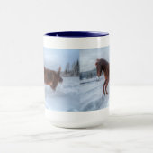 冬の雪の中で育つ元気のいい反馬 マグカップ (中央)